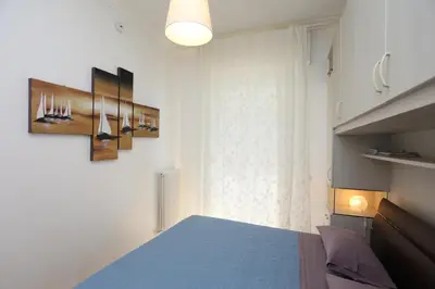 Letto o letti in una camera di IL TUCANINO con giardino e parcheggio