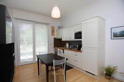 Cucina o angolo cottura di IL TUCANINO con giardino e parcheggio