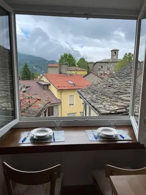 Vista generica sulle montagne o vista sulle montagne dall'interno dell'appartamento