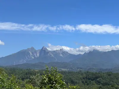 Vista generica sulle montagne o vista sulle montagne dall'interno del bed & breakfast