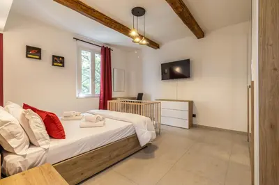 Letto o letti in una camera di Enzo Ferrari Museum -WiFi, train station and parking