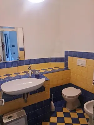 Bagno di Bilocale vicinissimo 50m mare