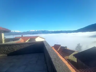 Vista generica sulle montagne o vista sulle montagne dall'interno della casa vacanze