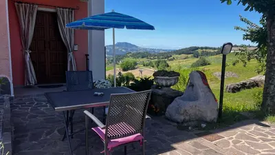 Vista generica sulle montagne o vista sulle montagne dall'interno dell'appartamento