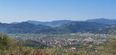 Vista generica sulle montagne o vista sulle montagne dall'interno della casa vacanze