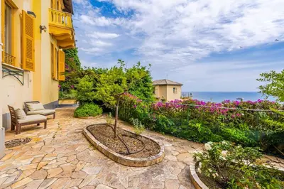 Paesaggio naturale nelle vicinanze della villa