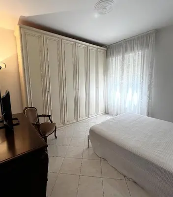 Letto o letti in una camera di Bilocale con parcheggio privato vicino la stazione