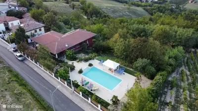 Piscina di Luxe Villa Monte Rosa met zwembad in een wijngebied o nelle vicinanze