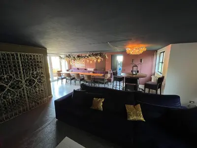 Area soggiorno di Luxe Villa Monte Rosa met zwembad in een wijngebied