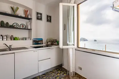 Cucina o angolo cottura di GuestHost - Monterosso al Mare! Seaview Flat