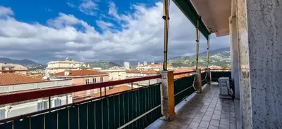 Vista generica sulle montagne o vista sulle montagne dall'interno dell'appartamento