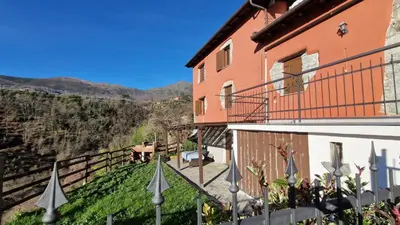 Vista generica sulle montagne o vista sulle montagne dall'interno della casa vacanze