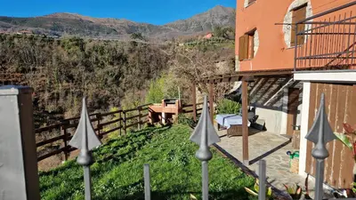 Vista generica sulle montagne o vista sulle montagne dall'interno della casa vacanze