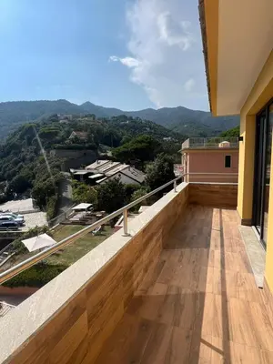 Vista generica sulle montagne o vista sulle montagne dall'interno dell'aparthotel