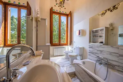 Bagno di Villa Flora Apt 2 by PortofinoHomes
