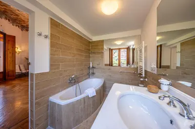 Bagno di Villa Flora Apt 2 by PortofinoHomes