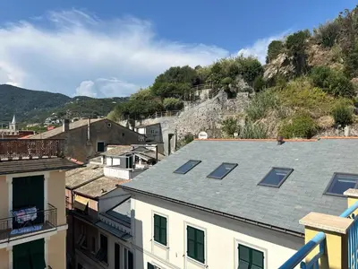 Vista generica sulle montagne o vista sulle montagne dall'interno dell'appartamento
