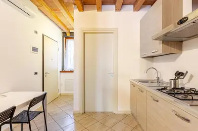 Cucina o angolo cottura di Artistic Urban Apartment
