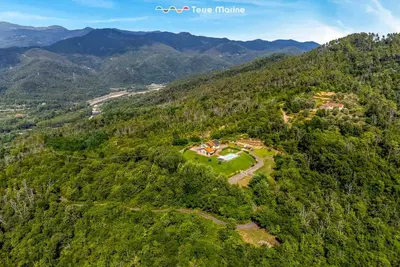 Paesaggio naturale nelle vicinanze della villa