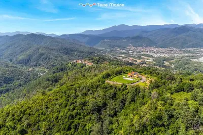 Paesaggio naturale nelle vicinanze della villa