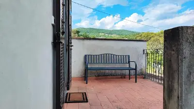 Vista generica sulle montagne o vista sulle montagne dall'interno della casa vacanze