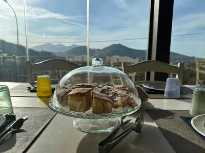 Vista generica sulle montagne o vista sulle montagne dall'interno del bed & breakfast
