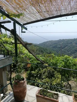 Vista generica sulle montagne o vista sulle montagne dall'interno dell'appartamento
