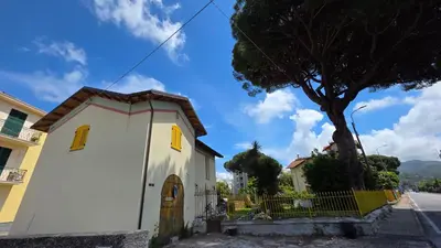 Vista generica sulle montagne o vista sulle montagne dall'interno dell'appartamento
