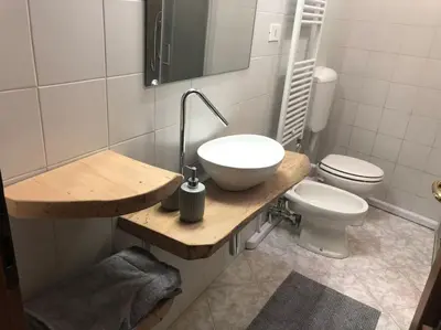 Bagno di Casetta in piazza nel paese dei ciliegi
