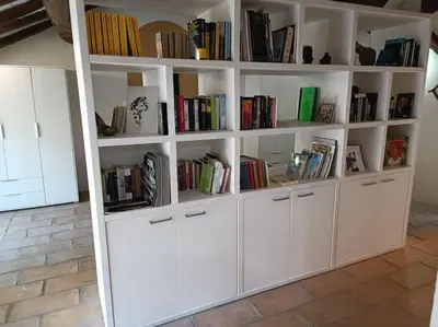 Biblioteca nella casa vacanze