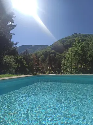 Vista generica sulle montagne o vista sulle montagne dall'interno dell'appartamento