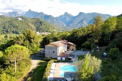 Vista generica sulle montagne o vista sulle montagne dall'interno della villa