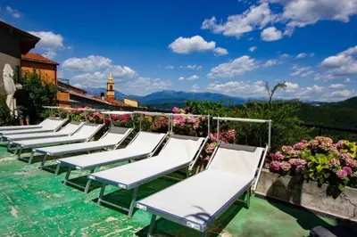 Vista generica sulle montagne o vista sulle montagne dall'interno dell'appartamento