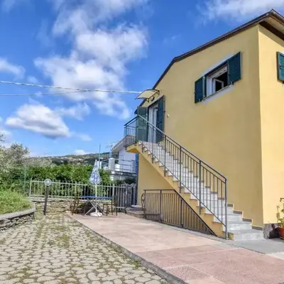 5 Bedroom Stunning Home In Lavagna