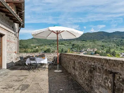 Vista generica sulle montagne o vista sulle montagne dall'interno della casa vacanze