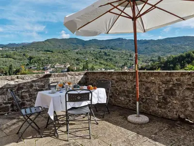 Vista generica sulle montagne o vista sulle montagne dall'interno della casa vacanze