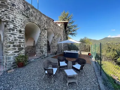 Vista generica sulle montagne o vista sulle montagne dall'interno della casa vacanze