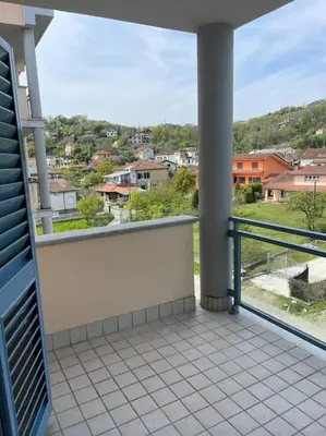Vista generica sulle montagne o vista sulle montagne dall'interno dell'appartamento
