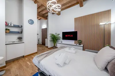 TV o dispositivi per l'intrattenimento presso Martin's Home - Historic Boutique Apartment with Free Parking, Fast Wi-Fi, AC, Perfect for Couples & Business in Modena Center