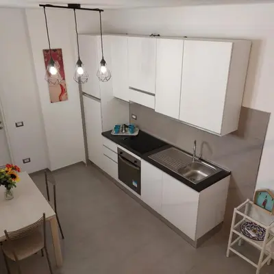 Cucina o angolo cottura di Appartamento dietro il lungomare fra le due baie, fino a 8 posti letto
