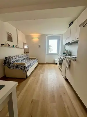 Cucina o angolo cottura di Alice's Home - 20 Steps from the Sea