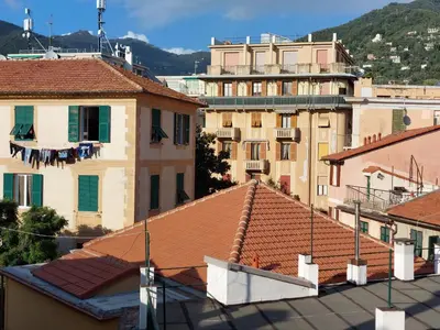 Vista generica sulle montagne o vista sulle montagne dall'interno dell'appartamento