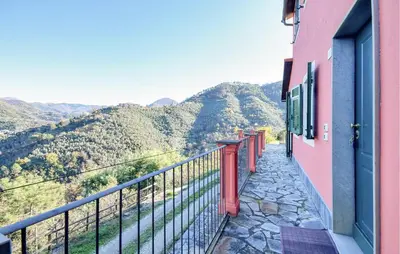 Vista generica sulle montagne o vista sulle montagne dall'interno della casa vacanze