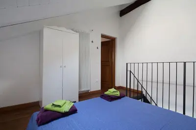 Letto o letti in una camera di appartamento in casa medievale