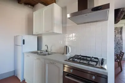 Cucina o angolo cottura di appartamento in casa medievale