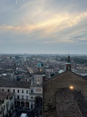 Vista generica su Crema o vista sulla città dall'interno dell'appartamento