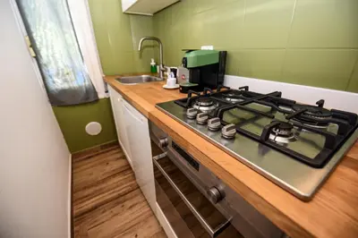 Cucina o angolo cottura di 5 mins to the beach, cozy home