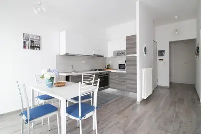 Cucina o angolo cottura di WELCOME RIVIERA - FIOCCO DI MARE elegante e moderno appartamento completamente rinnovato situato in una zona tranquilla -toll parking at 15 euro per day to be booked in advance -subject to availability