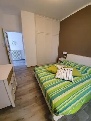 Letto o letti in una camera di WELCOME RIVIERA - FIOCCO DI MARE elegante e moderno appartamento completamente rinnovato situato in una zona tranquilla -toll parking at 15 euro per day to be booked in advance -subject to availability