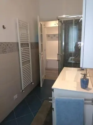 Bagno di WELCOME RIVIERA - FIOCCO DI MARE elegante e moderno appartamento completamente rinnovato situato in una zona tranquilla -toll parking at 15 euro per day to be booked in advance -subject to availability